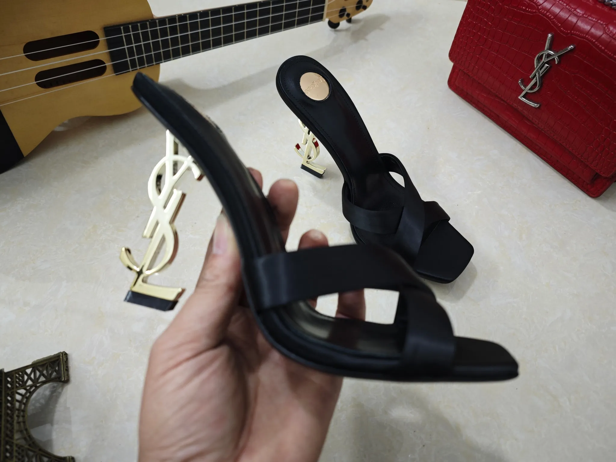 👟👟Ex-factory price 540👟👟【Saint Laurent】Yves Saint Laurent, high-heeled YSL high heels💃2025 early spring counter synchronizes the latest styles, YSL, decoration👠 Classic and high-quality glamorous masterpieces, the hottest autumn and winter series in the counter, with temperament, fashion, classic and attractive design style 😌The effect on the feet is particularly beautiful〰️, the materials are imported from Italy 🇮🇹 calf, imported black sheepskin, lining, and foot pads; sheepskin, stiletto high heels, size 35-41 (34.41.42 must be customized, non-refundable) outsole; imported genuine leather outsole, with full counter packaging